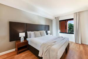 Letto o letti in una camera di Two Adjacent King Suites with a Breezy Balcony