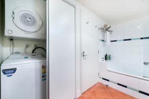 Foto dalla galleria di Two Adjacent King Suites with a Breezy Balcony a Darwin