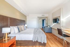 Letto o letti in una camera di Two Adjacent King Suites with a Breezy Balcony