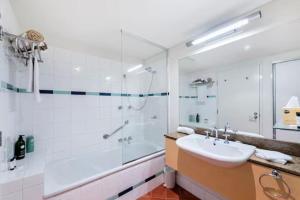 Bagno di Two Adjacent King Suites with a Breezy Balcony