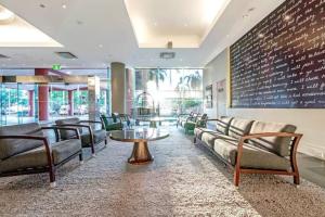 Area soggiorno di Two Adjacent King Suites with a Breezy Balcony