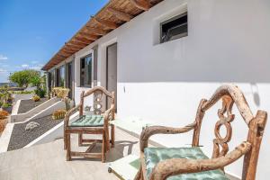 eine Terrasse mit Stühlen und einem Tisch auf dem Balkon in der Unterkunft Mirzolita in Nazaret