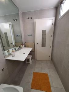 y baño con lavabo, aseo y espejo. en Modern apartment a few minutes to the center - TriP, en Málaga