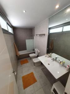 y baño con lavabo, aseo y ducha. en Modern apartment a few minutes to the center - TriP, en Málaga