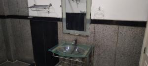 Friends Residency في نيودلهي: حمام مع حوض ومرآة