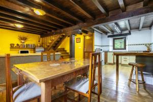 a kitchen with a wooden table and yellow walls at La Plazuca Cerrucao in Selaya