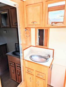 Kuchyň nebo kuchyňský kout v ubytování Cypress Caravan Stay