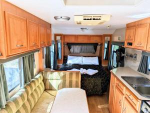 una vista interna di un camper con un letto al suo interno di Cypress Caravan Stay a Emerald