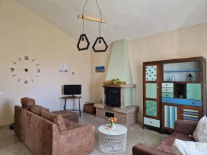 sala de estar con 2 sofás y chimenea en Agriturismo Rossello, en San Quirico dʼOrcia