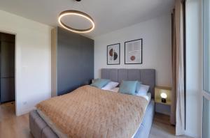 ein Schlafzimmer mit einem großen Bett in einem Zimmer in der Unterkunft Trevilles Apartamenty Soft Loft in Szklarska Poręba