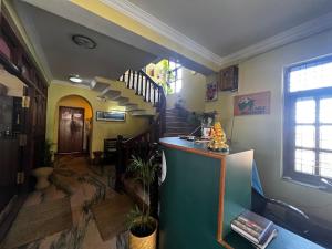 ein Wohnzimmer mit einer Treppe in einem Haus in der Unterkunft Eco Resort in Dhulikhel