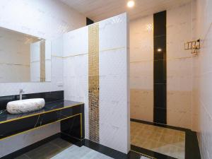 芭達雅中心的住宿－Top Pool Villa B5，带淋浴和盥洗盆的浴室
