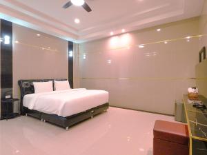 Top Pool Villa B5 في باتايا سنترال: غرفة نوم بسرير في غرفة