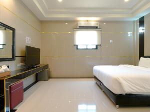 Habitación de hotel con cama y espejo en Top Pool Villa B5 en Pattaya centro