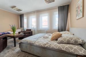 1 dormitorio con cama, escritorio y ventana en Hostello - Pokoje, Bilard, Ping-Pong, Parking - by SpaceApart, en Jelenia Góra