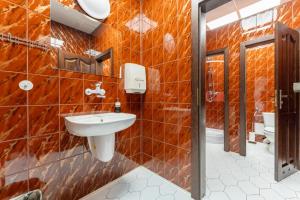 łazienka z umywalką i toaletą w obiekcie Hostello - Pokoje, Bilard, Ping-Pong, Parking - by SpaceApart w Jeleniej Górze