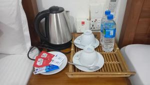 Příslušenství pro přípravu čaje a kávy v ubytování Habarana Dulwan Guest House