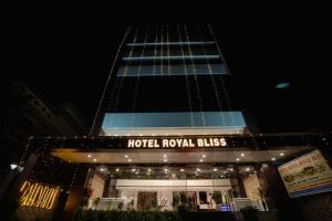 un hotel se ilumina de noche en Royal Bliss en Patna