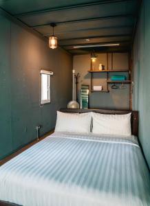 1 dormitorio con 1 cama grande en una habitación en Cape 42 Hotel Ill, en Hengchun