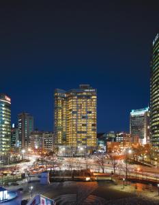 une ville éclairée la nuit avec de grands bâtiments dans l'établissement Park Hyatt Seoul, à Séoul