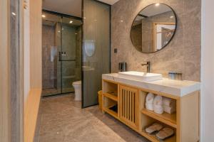 Rivulet Mountain Hotel - Zhangjiajie Forest Park Scenic Area tesisinde bir banyo