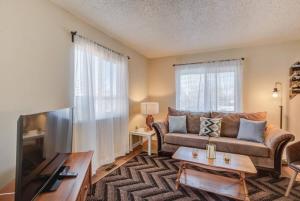 un soggiorno con divano e TV di CO Traveler's Value Parks Sunsets CO Perfect a Colorado Springs