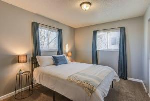 una camera con un letto e due finestre di CO Traveler's Value Parks Sunsets CO Perfect a Colorado Springs