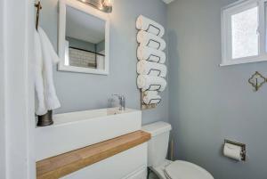 bagno con lavandino, servizi igienici e specchio di CO Traveler's Value Parks Sunsets CO Perfect a Colorado Springs