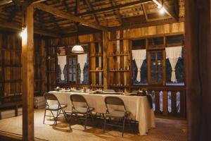 Un comedor con una mesa y sillas. en Sangkaew Phuthara, en Ban Pang Rim Khon