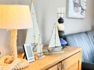 un tavolo con lampada e mini barche a vela; di Residenz am Strand, Whg 114 a Zingst