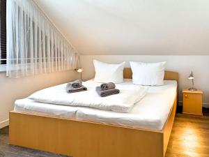 ein Schlafzimmer mit einem Bett mit Handtüchern darauf in der Unterkunft Residenz am Strand, Whg 355 in Zingst