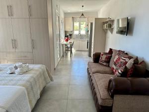 un soggiorno con divano e una cucina di Vrachos Luxury Home 3, private pool! ad Agia Galini