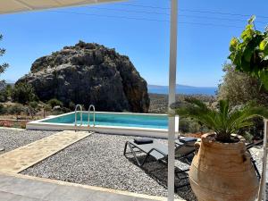 una piscina con vistas a la montaña en Vrachos Luxury Home 3, private pool! en Agia Galini