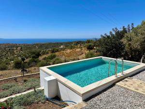 einen Pool mit Meerblick in der Unterkunft Vrachos Luxury Home 3, private pool! in Agia Galini