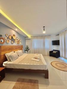 um quarto com uma cama grande num quarto em ZARA HOTEL em Antananarivo