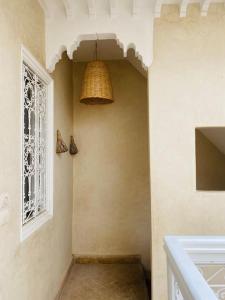 une cuisine avec une lampe accrochée au mur dans l'établissement New private Riad Fiora, à Marrakech