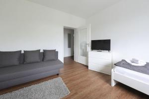 salon z kanapą i telewizorem z płaskim ekranem w obiekcie Apartment in Schwerte w mieście Schwerte