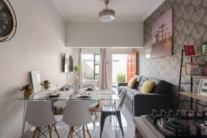 salon ze stołem i kanapą w obiekcie Evans Village - Stunning Apartments w mieście Johannesburg