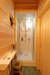 Gallery image of 雲海の見えるロフト付きコテージA in Minano +7 photos