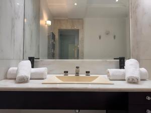 a bathroom with a sink and a large mirror at Magnifique appartement Paris proche Arc Triomphe in Paris