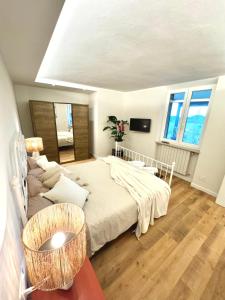 a bedroom with a bed and a couch at Victory Garda Relais - swimming pool-jacuzzi-bbq in Soiano del Lago