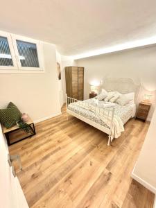 a bedroom with a bed and a wooden floor at Victory Garda Relais - swimming pool-jacuzzi-bbq in Soiano del Lago