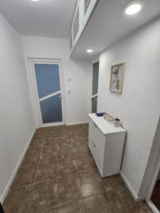 コンスタンツァにあるApartament 2 camere Constanțaの白い壁とタイルフロアの客室です。