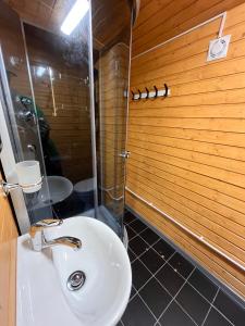 Koupelna v ubytování Katase Tiny House