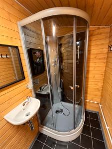 Koupelna v ubytování Katase Tiny House + 37 fotografií