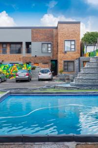 basen przed budynkiem w obiekcie Evans Village - Stunning Apartments w mieście Johannesburg