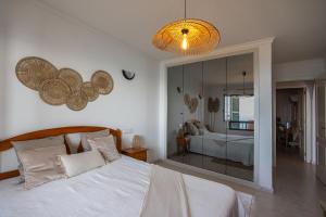 een slaapkamer met een bed en een grote spiegel bij Cala Mascarat Apartment Laura in Altea
