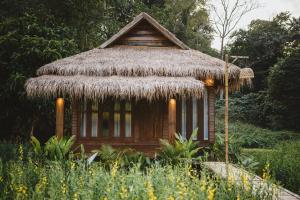 una pequeña choza con techo de paja en Sangkaew Phuthara, en Ban Pang Rim Khon
