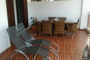 ein Esszimmer mit einem Tisch und Stühlen in der Unterkunft Home Away from Home in Alcaidesa