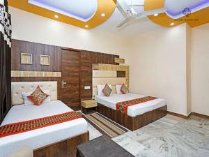 2 camas en una habitación con 2 camas sidx sidx sidx sidx sidx sidx en HOTEL KRISHNA RESIDENCY, en Amritsar